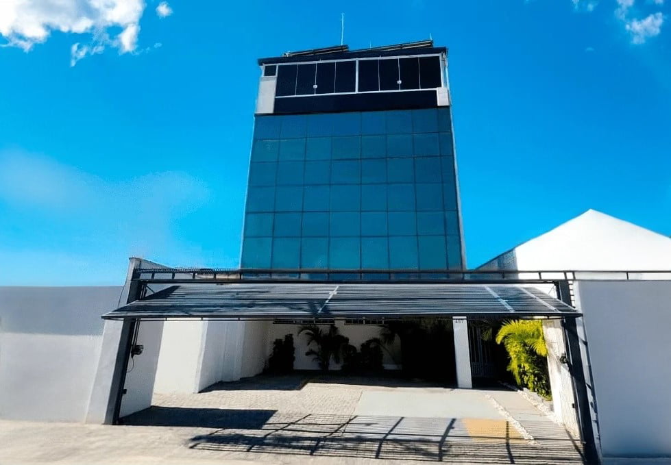 Fachada da sede da Paulicon Contábil em São Bernardo do Campo: prédio envidraçado com garagem coberta.